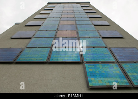 Große farbige Solarzellen ausgestattet, Wohnungen in Bocklemund, Köln, Nordrhein-Westfalen, Deutschland. Stockfoto