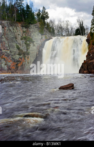 Hohe Wasserfälle am Fluss Taufe im Tettegouche State Park Stockfoto