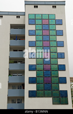 Große farbige Solarzellen ausgestattet, Wohnungen in Bocklemund, Köln, Nordrhein-Westfalen, Deutschland. Stockfoto