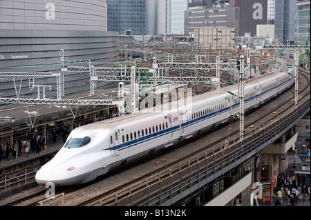 Neues Modell N700 Shinkansen-Hochgeschwindigkeitszug Zug reist durch zentrale Tokio Japan Stockfoto