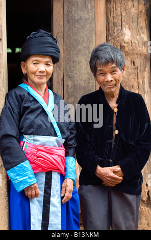 Ältere Großeltern tragen ihre traditionellen ethnischen Hmong-Outfits in den Bergen von Pong-Distrikt, Nordthailand Stockfoto