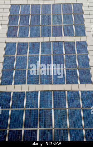 Große Solaranlagen ausgestattet, Wohnungen in Bocklemund, Köln, Nordrhein-Westfalen, Deutschland. Stockfoto