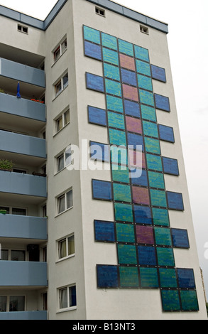 Große farbige Solarzellen ausgestattet, Wohnungen in Bocklemund, Köln, Nordrhein-Westfalen, Deutschland. Stockfoto