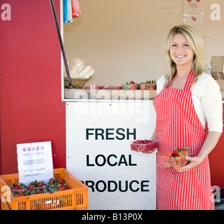 Verkauf von Obst, frischen lokalen Produkten' Strawberry seller Girl Verkauf schottischen Früchte Couper Angus, Blairgowrie, Schottland Großbritannien Stockfoto