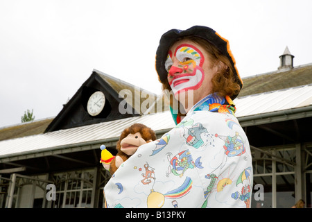 Horse Racing Event von Stevie (MR) Die professionelle Clown und Marionette bei Corporate rennen Treffen in Perth Racecourse, Tayside, Schottland Großbritannien besucht Stockfoto