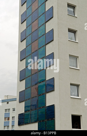 Große farbige Solarzellen ausgestattet, Wohnungen in Bocklemund, Köln, Nordrhein-Westfalen, Deutschland. Stockfoto