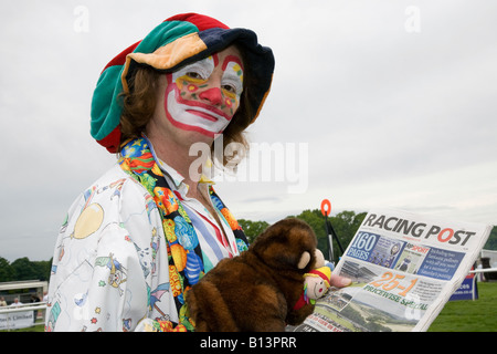 Horse Racing Event von Stevie (MR) Die professionelle Clown und Marionette bei Corporate rennen Treffen in Perth Racecourse, Tayside, Schottland Großbritannien besucht Stockfoto