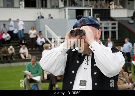 Schottischer Mann, der Karo-Tartan mit Fernglas auf der Rennbahn von Perth, Gold Cup Day, Tayside, Schottland, großbritannien, vermählte Stockfoto