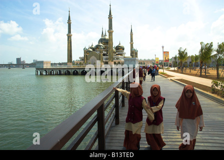 Schülerinnen und Schüler besuchen die Crystal Moschee, Kuala Terengganu, Malaysia Stockfoto