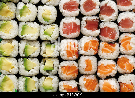 Maki Sushi zubereitet aus Avocado Lachs und Thunfisch full-frame Stockfoto