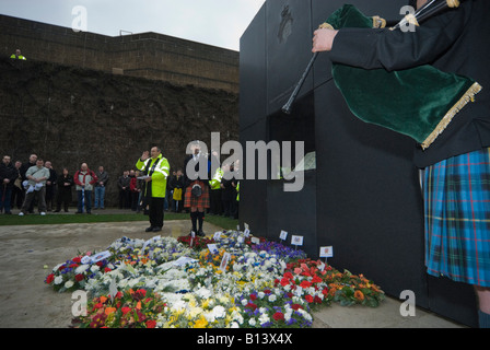 Nachdem die Polizei die Demonstration zahlen, legte Offiziere in das Nationaldenkmal der Polizei Kränze zu Ehren des Kollegen im Dienst getötet Stockfoto