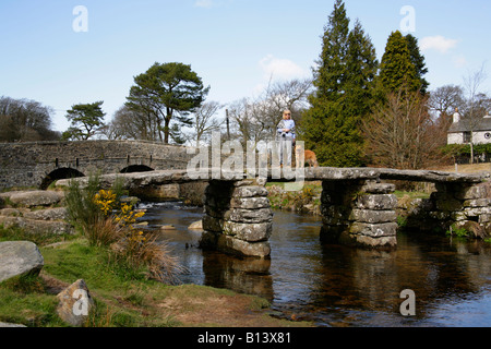 Frau mit Hund, die alten Klöppel-Brücke bei Postbridge, Dartmoor, Devon. Stockfoto