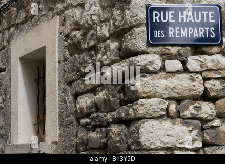 An einer Straßenecke in Sisteron, Alpes de Haute Provence, Frankreich Stockfoto