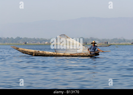 Ruderboot am See Fischer mit seiner konischen Falle, Inle See, MYANMAR BURMA BIRMA, Asien Stockfoto