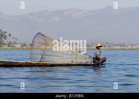 Ruderboot am See Fischer mit seiner konischen Falle, Inle See, MYANMAR BURMA BIRMA, Asien Stockfoto