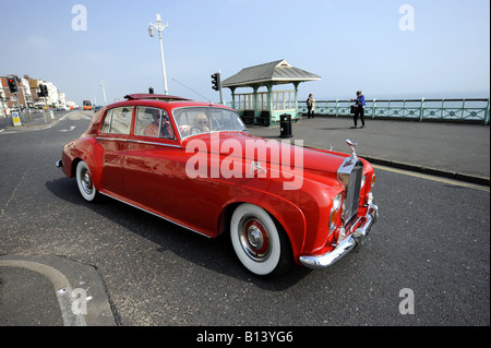 Ein rot wird Rolls-Royce Silver Cloud auf Brighton Seafront UK Stockfoto