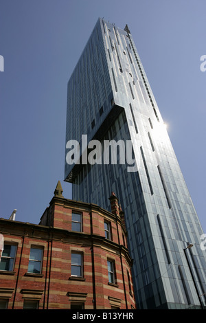 Stadt von Manchester, England. In Manchester Deansgate Straße mit Beetham Tower, die Heimat des Hilton Hotels, im Hintergrund. Stockfoto