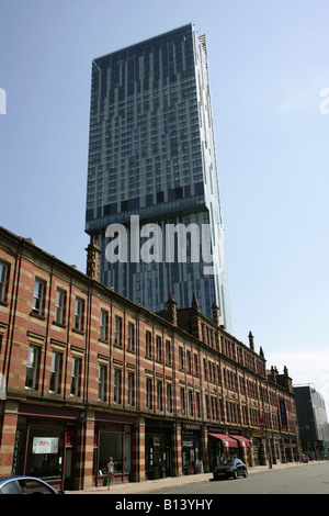 Stadt von Manchester, England. In Manchester Deansgate Straße mit Beetham Tower, die Heimat des Hilton Hotels, im Hintergrund. Stockfoto