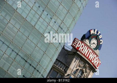 Stadt von Manchester, England. Das Urbis Museum of City Life am Dom-Gärten und der Unterhaltungskomplex Printworks. Stockfoto