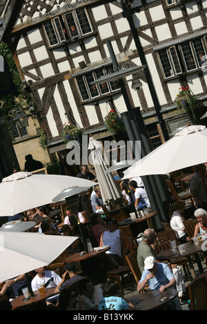 Stadt von Manchester, England. Seitlicher Blick auf Shopper genießen Sie mittags Erfrischungen im alten Wellington Inn, Exchange Square. Stockfoto