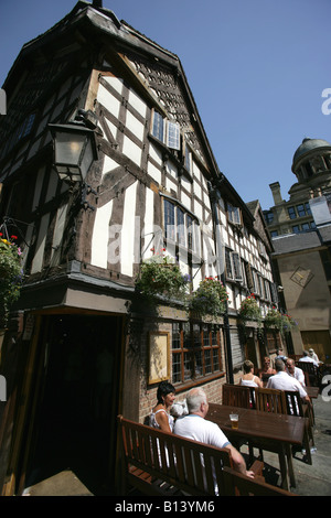 Stadt von Manchester, England. Seitlicher Blick auf Shopper genießen Sie mittags Erfrischungen Sinclairs Austernbar in Exchange Square. Stockfoto