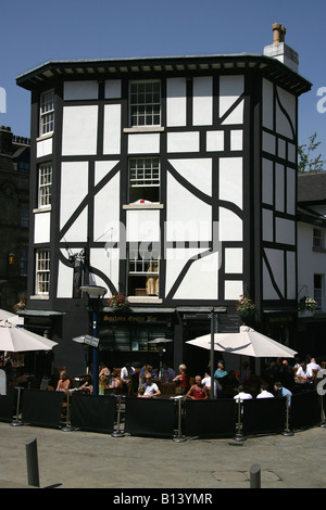 Stadt von Manchester, England. Genießen Sie mittags Erfrischungen und Mahlzeiten Sinclairs Austernbar in Exchange Square Shopper. Stockfoto