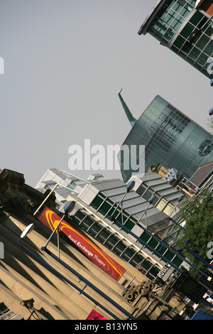 Stadt von Manchester, England. Seitlicher Blick auf das Royal Exchange Theatre auf Cross Street mit dem Urbis Centre im Hintergrund. Stockfoto