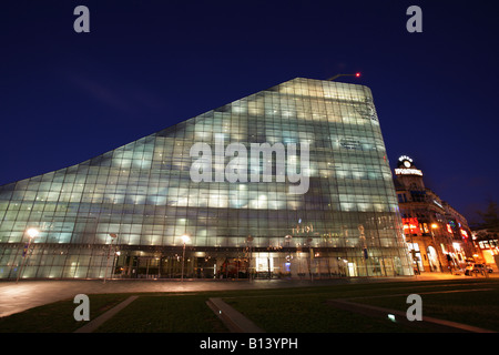 Stadt von Manchester, England. Nachtansicht des Urbis Museum des Stadtlebens und der Unterhaltungskomplex Printworks. Stockfoto