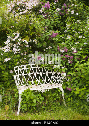 Weißen Schmiedeeisen Sitzplatz im Garten Stockfoto