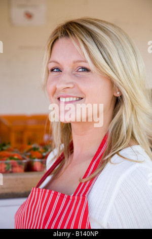 Verkauf von Früchten, "Frischen Lokalen Produkten" Strawberry Seller Girl Verkauf schottischer Obstprodukte in Coupér Angus, Blairgowrie, Schottland Deutschland Stockfoto