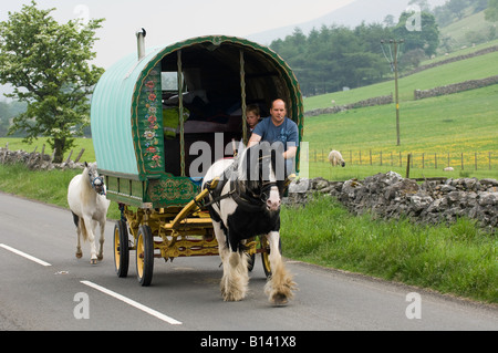 Pferdekutsche Wohnwagen auf der Straße zu Appelby Horse Fair in Cumbria Stockfoto