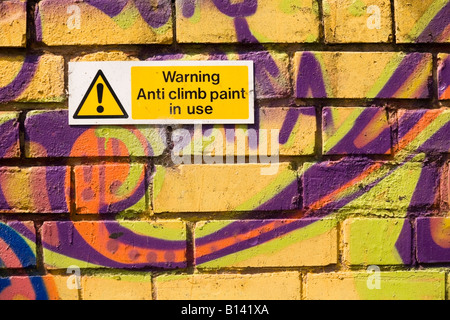 Anti-klettern Sie Farbe Warnung auf bedeckt Graffitiwand Stockfoto