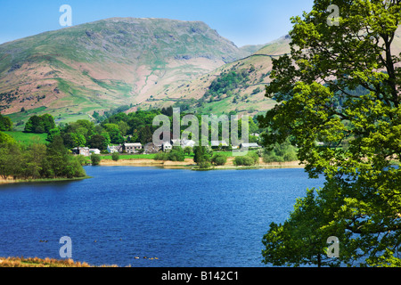 See Grasmere im Frühling Grasmere Dorf aus betrachtet über die Seen Wasser, der "Lake District" Cumbria England UK Stockfoto