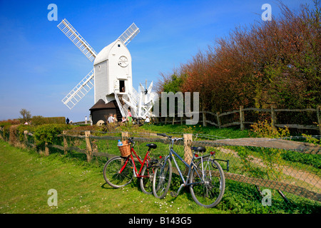 Sommertag im Jack und Jill Windmühlen Clayton Village South Downs Sussex England Großbritannien UK Stockfoto