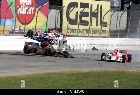 IndyCar Series Milwaukee Mile 2008 Vitor Meira in der Luft nach dem Auftreffen auf Marco Andretti Kollision Ryan Brisco entzieht sich der IRL-Sieg Stockfoto