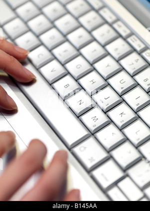 Hände auf Silber Tastatur Stockfoto
