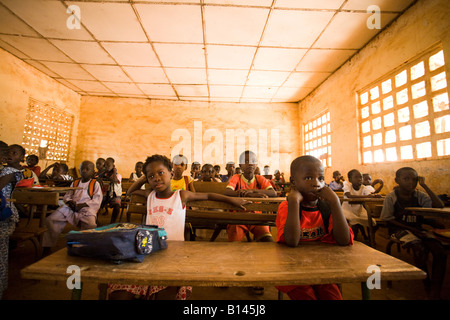 Kinder Unterricht in der Grundschule Idrissa Diouf in Bignona Senegal auf Dienstag, 12. Juni 2007 Stockfoto