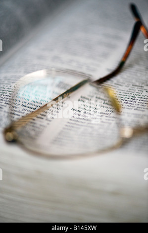 Ein paar Gläser auf ein Wörterbuch das Wort Blind Hervorhebung Stockfoto