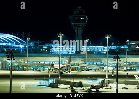 Flughafen in der Nacht Stockfoto