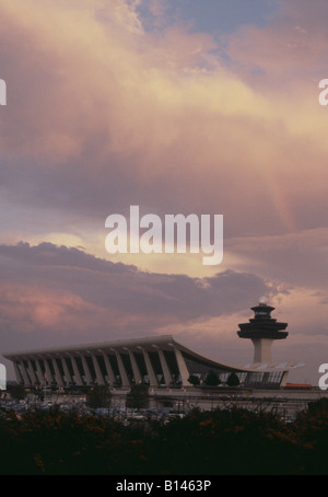 Dulles International Airport, Washington DC, 1962. Außen in der Abenddämmerung. Architekt: Eero Saarinen Stockfoto