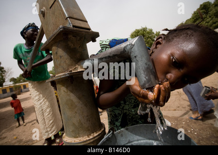 Eine Mädchen trinkt Wasser aus einer Wasserpumpe in der Oulampane-Grundschule in der Stadt von Oulampane Senegal auf Dienstag, 12. Juni 2007 Stockfoto