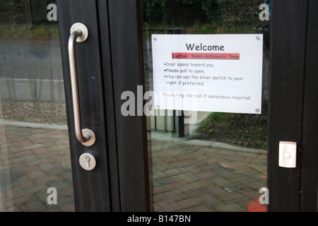 Zeichen, die erklären, wie man eine Tür öffnen Stockfoto