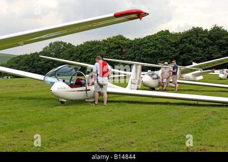 Segelflugzeuge, aufgereiht auf einer Graspiste warten auf einen Schlepper zu ihnen in die Luft schleppen Stockfoto