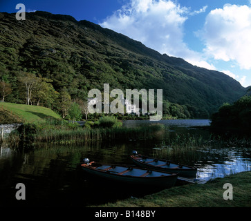 ruhige See in der irischen Landschaft mit Herrenhaus und hohen Bergen im Hintergrund Stockfoto