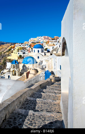 Schmale Stufen neben weißen Wand in Oia, Santorini, Griechenland Stockfoto
