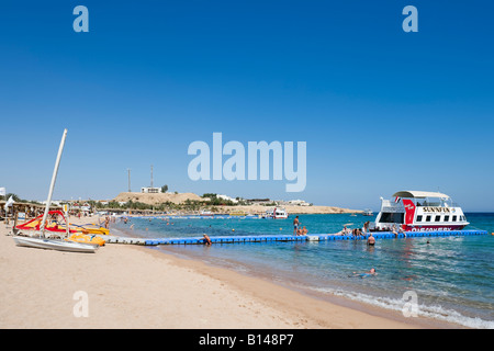 Glasboden-Boot festgemacht an einem schwimmenden Steg Strand von Naama Bay, Sharm el-Sheikh, Küste des Roten Meeres, South Sinai, Ägypten Stockfoto