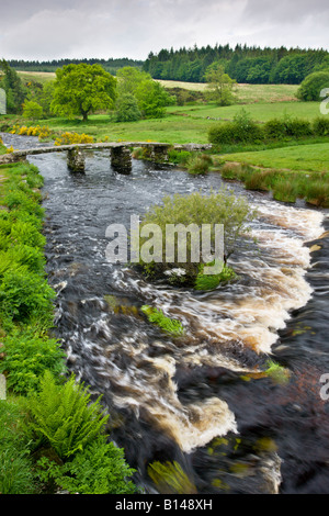 Antike Klöppel Brücke über den East Dart River bei Postbridge in Dartmoor National Park Devon England Stockfoto