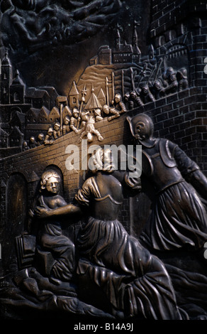 Bronze-Denkmal an der Karls-Brücke zeigt, wann der Jesuit Johannes von Nepomuk in den Fluss geworfen wurde Stockfoto