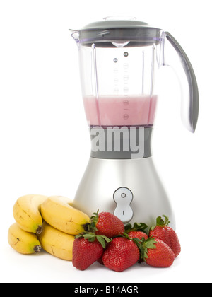 Mixer mit Erdbeeren und Bananen isoliert auf weißem Hintergrund Stockfoto