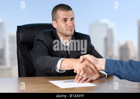 Geschäftsmann Händeschütteln mit einem client Stockfoto